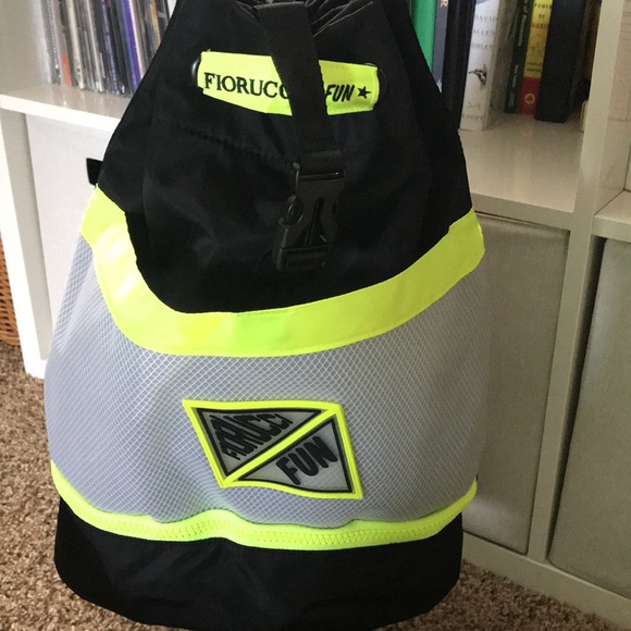 Like New Fiorucci x Fun Bucket/Backpack bag!🖤💛 - Picture 6 of 12